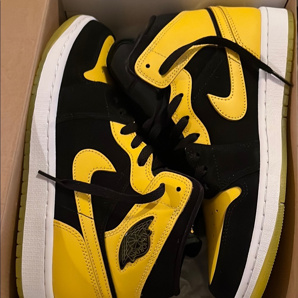 Nike Black and Yellow Sneakers High-Top